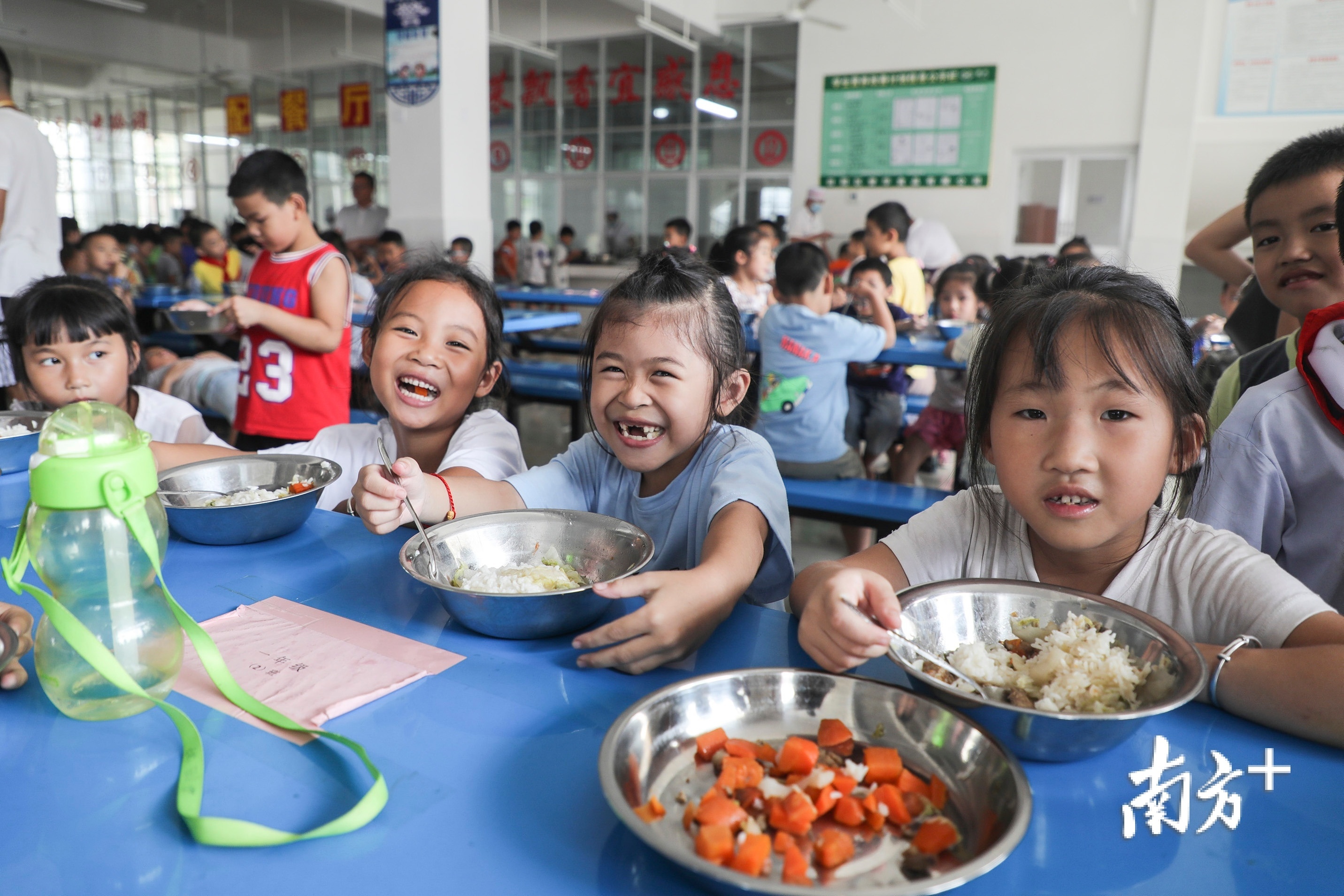 广西百色田阳区南山实验小学，孩子们正在吃午餐，碗里装着热腾腾的萝卜、排骨、米饭。南方日报记者 朱洪波 摄