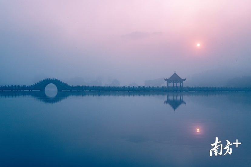 11月1日，清晨的大雾拢罩在阳西县白石村的公园上，曚昽之中带有几分江南水乡的味道。刘正亮 摄