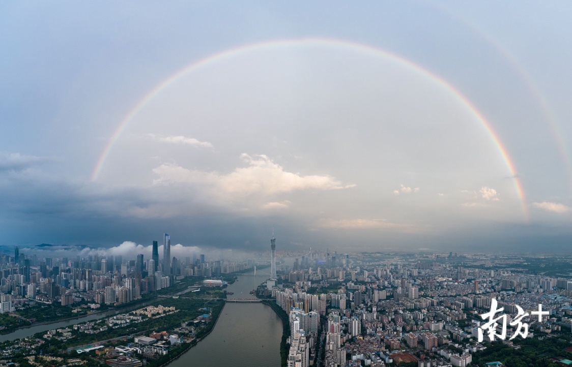 9月23日，广州傍晚的双彩虹。毕加思索 摄