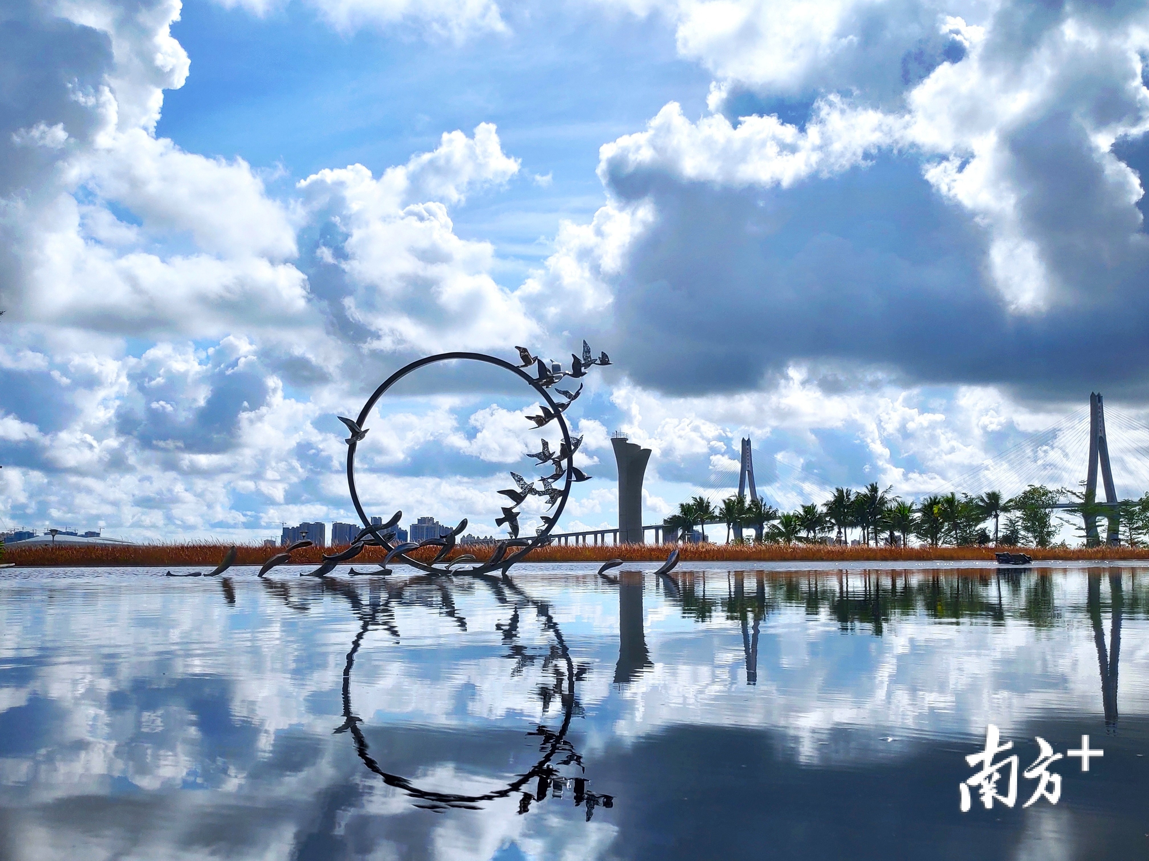9月26日，湛江招商国际邮轮城，天光水色，倒影如画。陈永锋 摄 