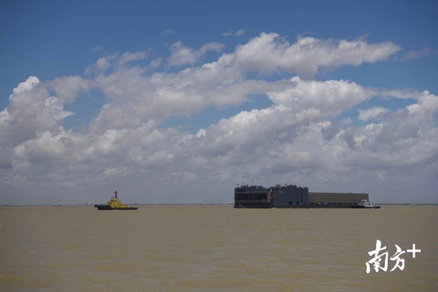 正在运输过程中的E5管节钢壳，预计今晚抵达桂山岛深中通道智慧沉管工厂。南方日报记者 徐昊 摄