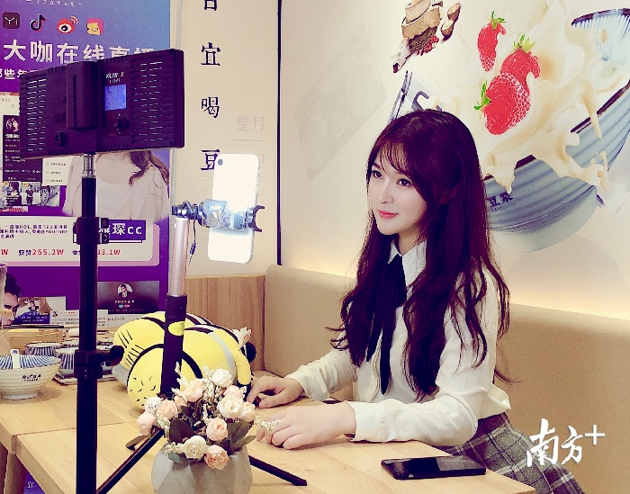 伍雅琛正在直播间进行直播。