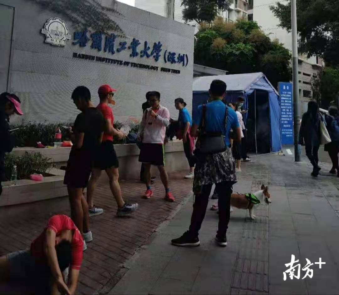 郭安和学员们深圳参加培训开班仪式。