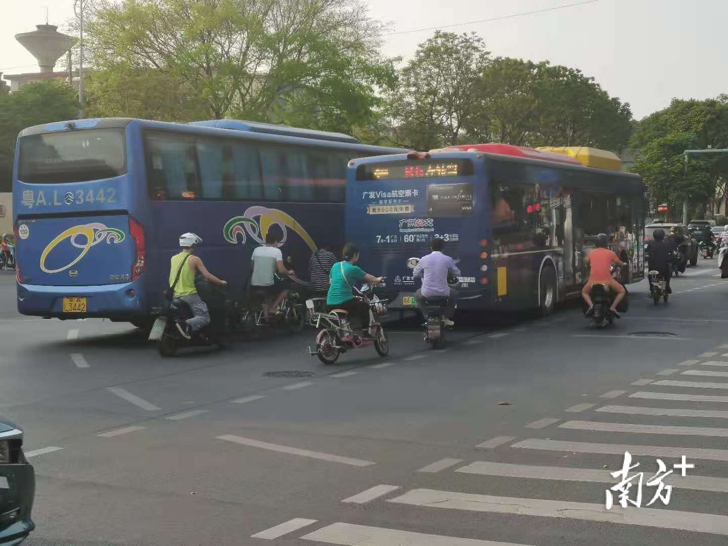 在梅花园地铁站附近，电动车与公交车抢道的场景时常出现。王隽杰摄