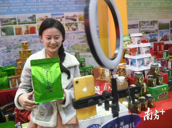在揭阳市成立消费扶贫联盟暨扶贫产品展销会上，有企业现场对扶贫产品进行直播带货。