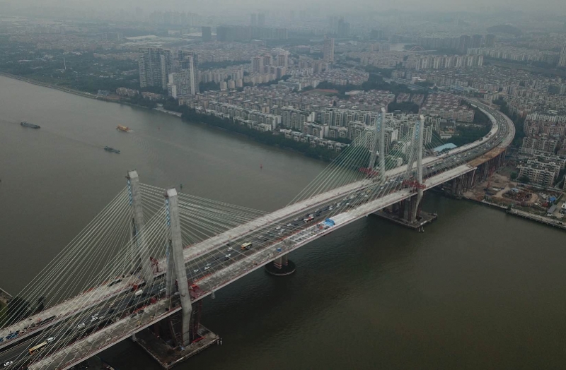 10月30日上午,洛溪大桥拓宽工程右幅新建桥梁合龙 南都记者何玉帅摄