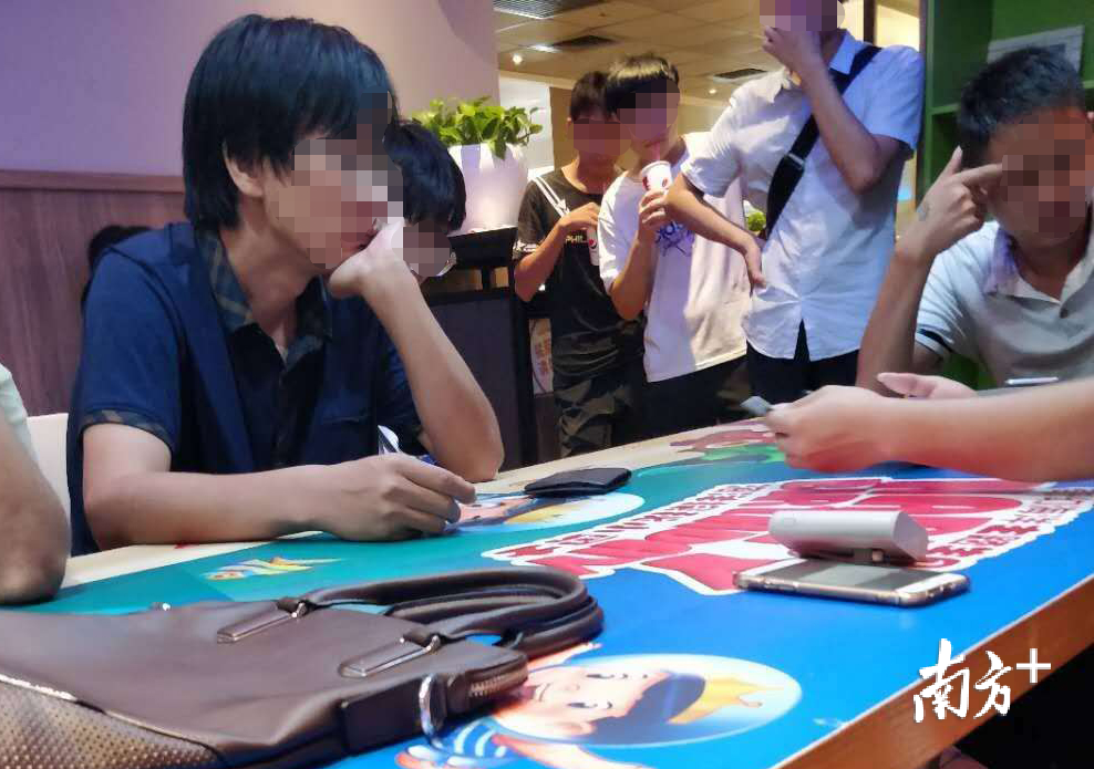 深圳某大楼内一“兼职”签约现场
