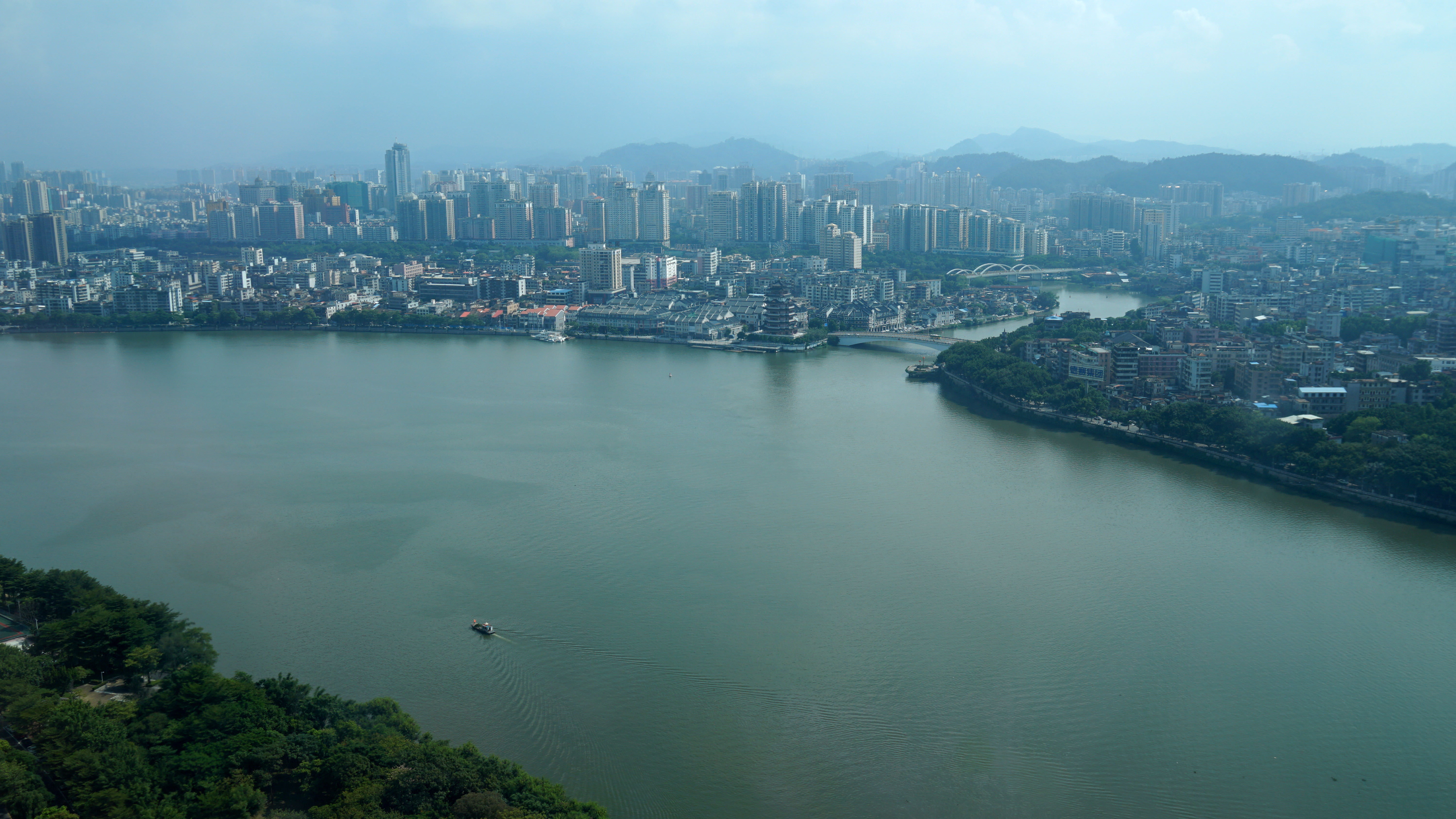 东江是广东首个实施水资源分配的江河，通过实施水资源分配节水成效显著。图为碧波荡漾的东江惠州段。邹锦华 摄