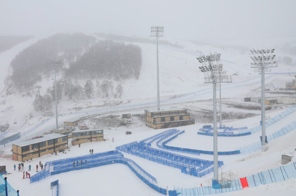 这是2月14日拍摄的河北省张家口市崇礼区云顶滑雪公园。当日，2022年北京冬奥会张家口赛区的崇礼奥运场馆喜迎降雪。新华社发（武殿森 摄）
