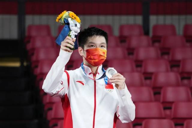 樊振东获得奥运会乒乓球男单银牌，成为首位在奥运会上获得乒乓球奖牌的广州男子运动员