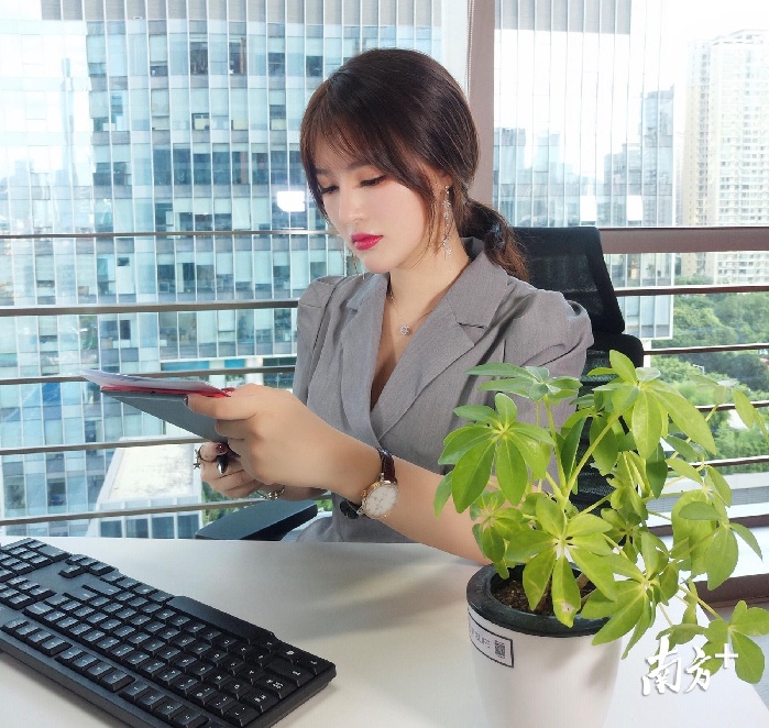 伍雅琛在办公室处理公务。