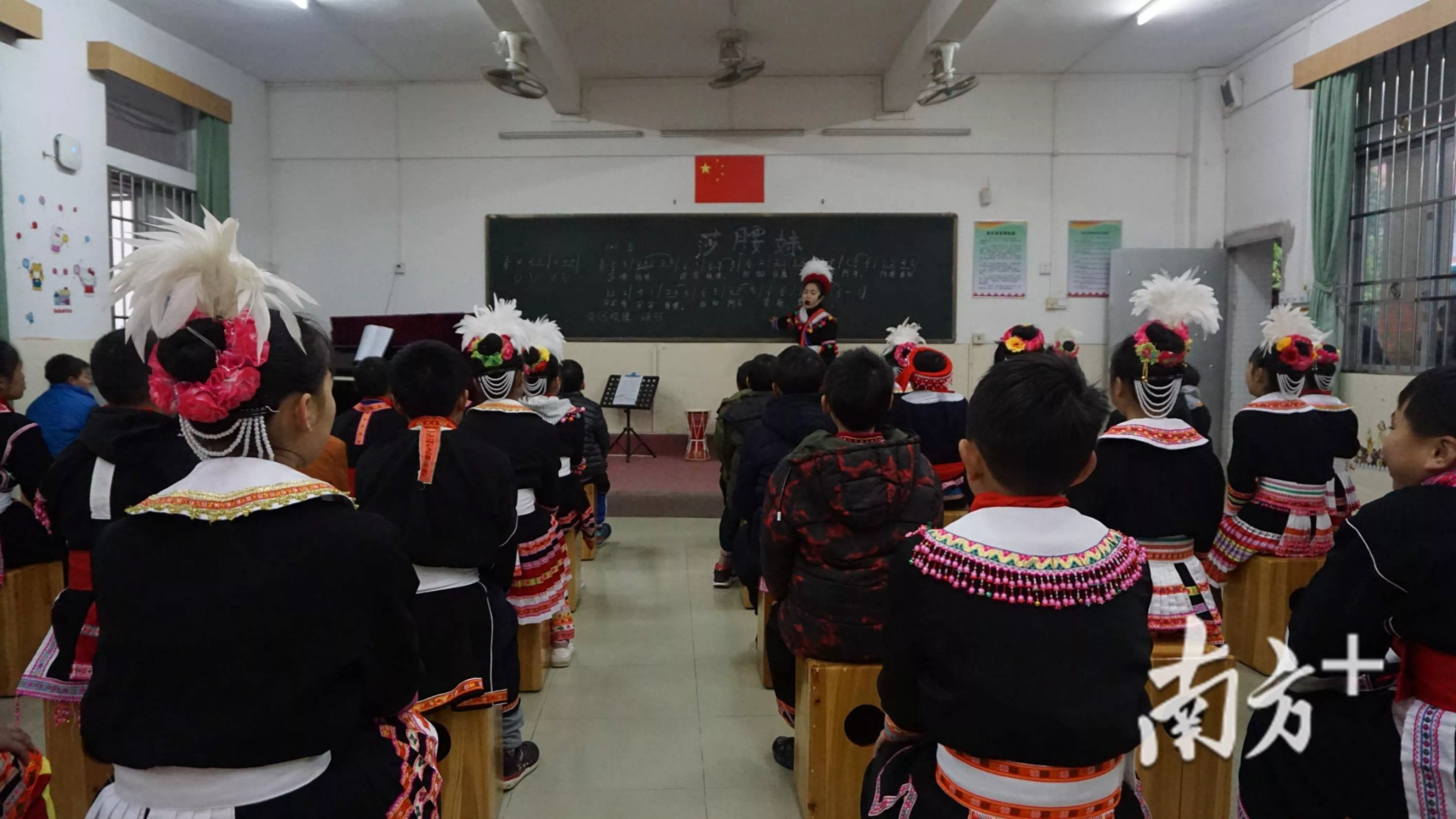 连南瑶族自治县大麦山镇火龙冲教学点的学生在上课。