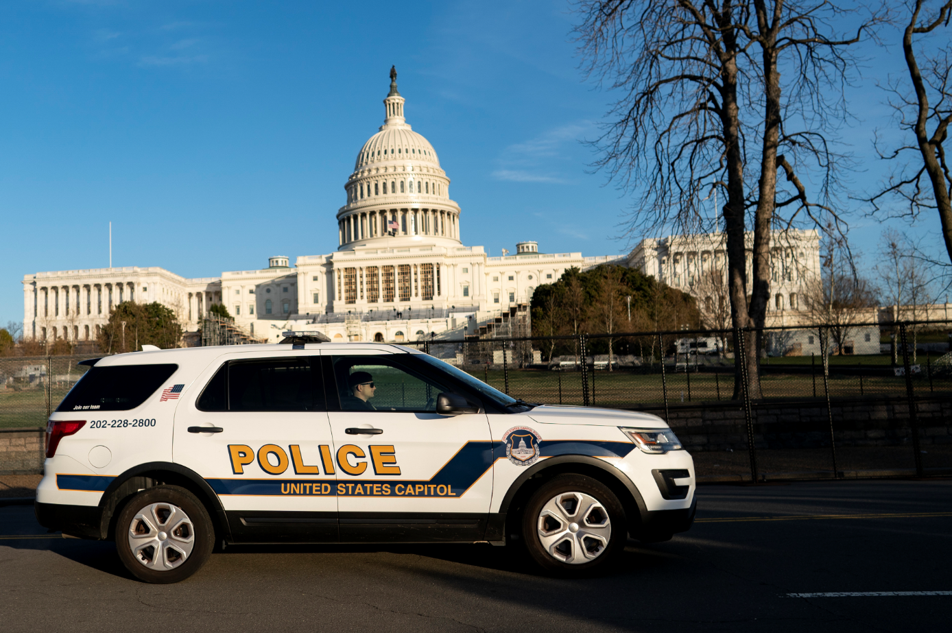 在美国华盛顿，一辆警车从国会大厦前驶过。新华社发