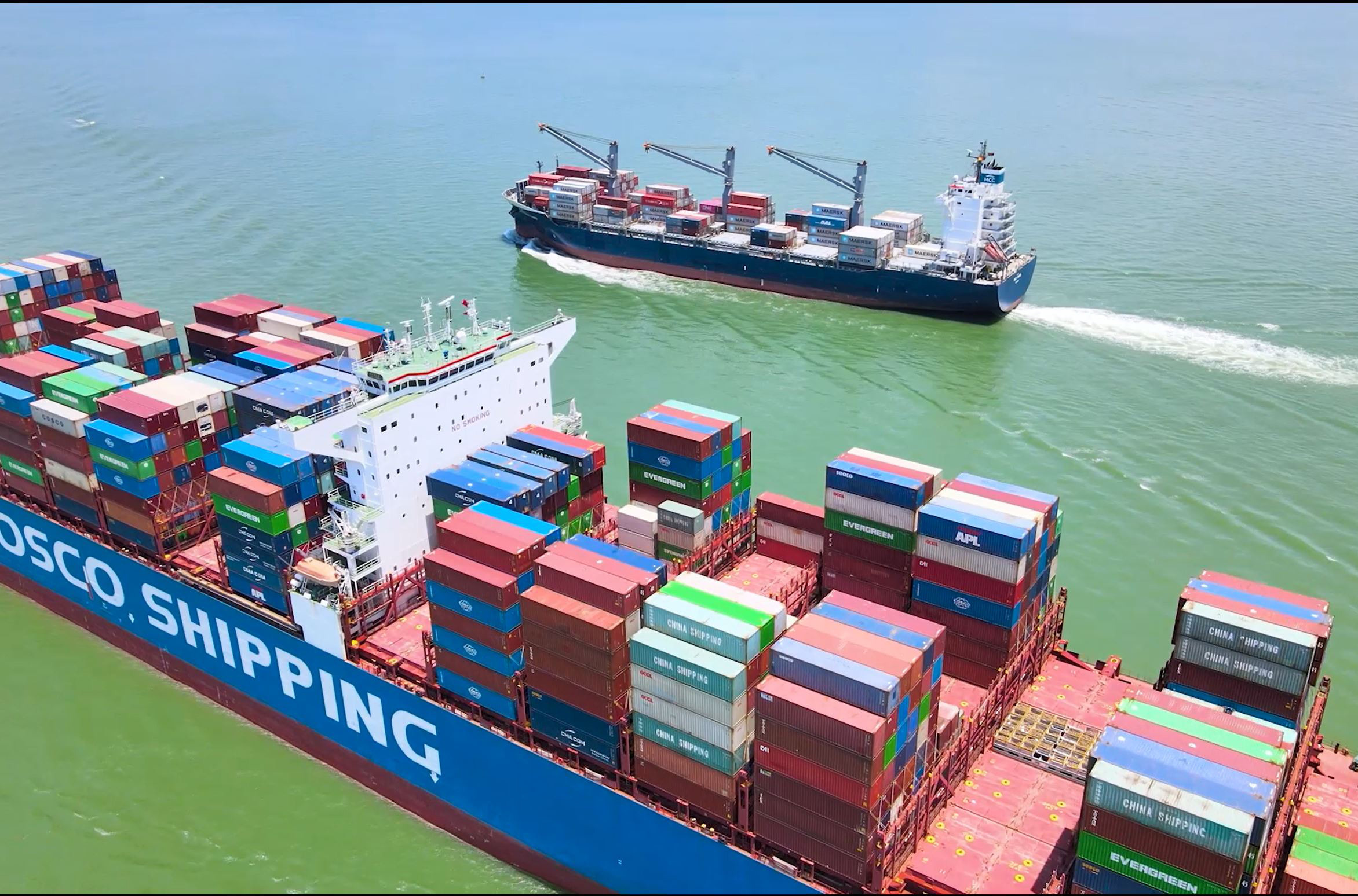 珠江口广州港航道上，10万吨级与15万吨级巨轮同时双向通航。符超军 摄