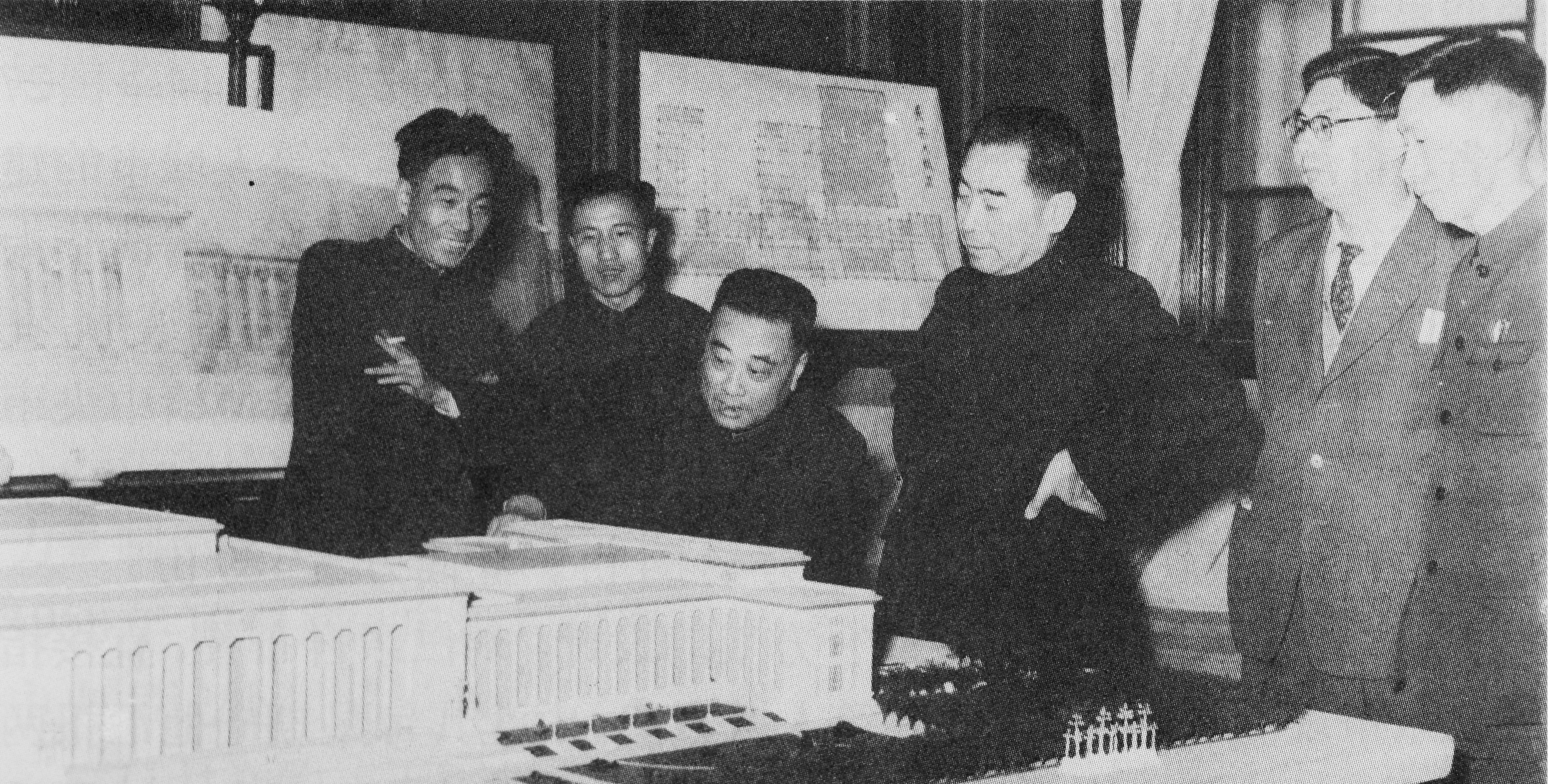 1958年，张镈为周恩来总理讲解人民大会堂方案，左一是万里，右二是张开济。