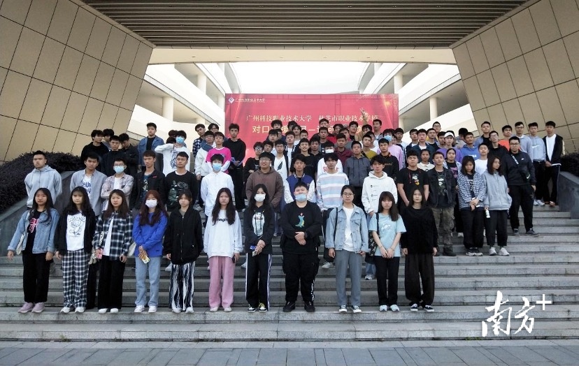 广州科技职业技术大学学生开展唱党歌活动