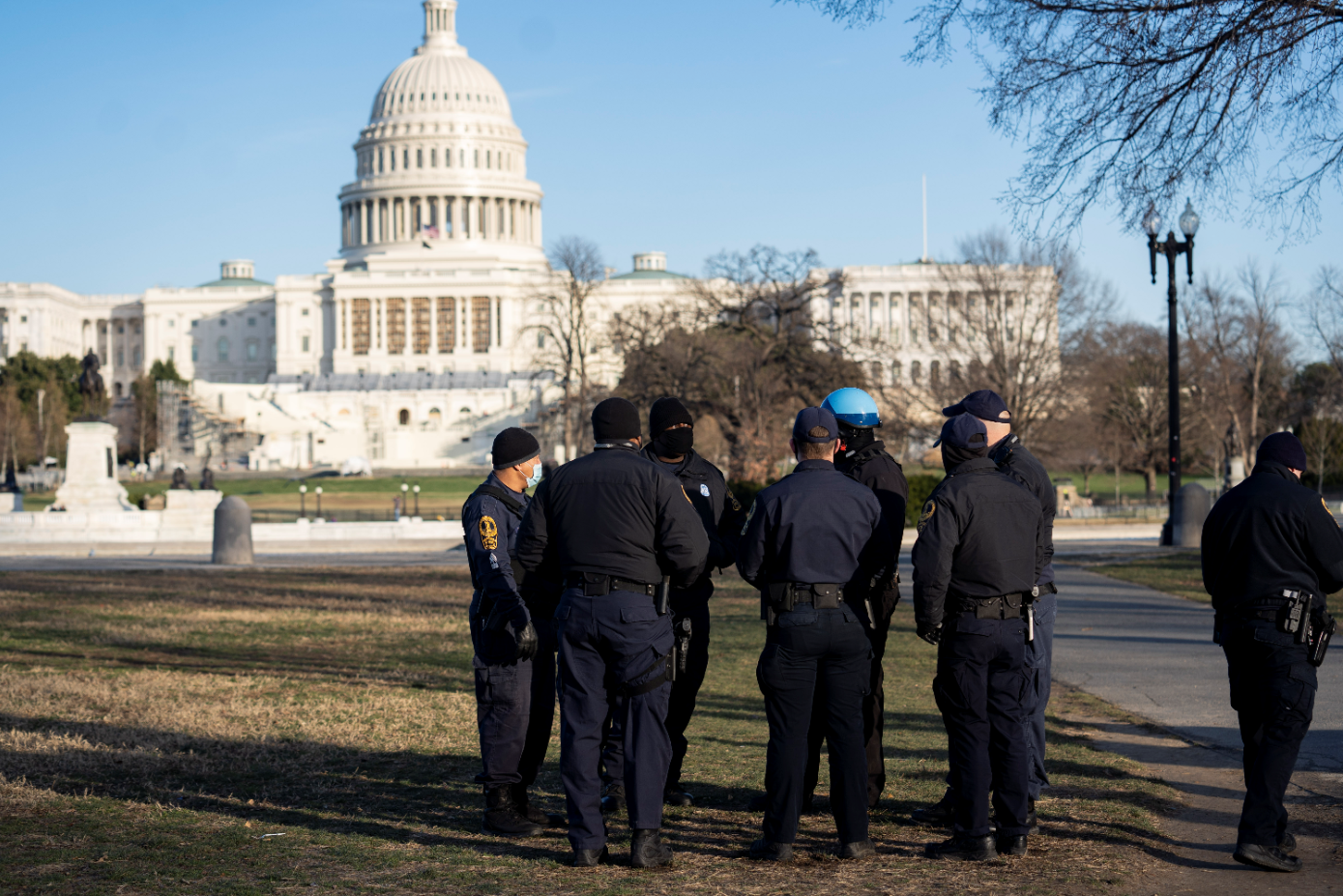 在美国华盛顿，安保人员在国会大厦附近警戒。新华社发
