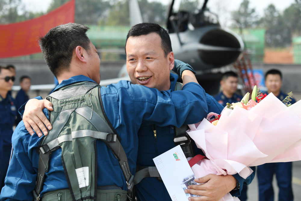 王建东完成飞行计划后，与战友拥抱庆祝。 唐俊 摄