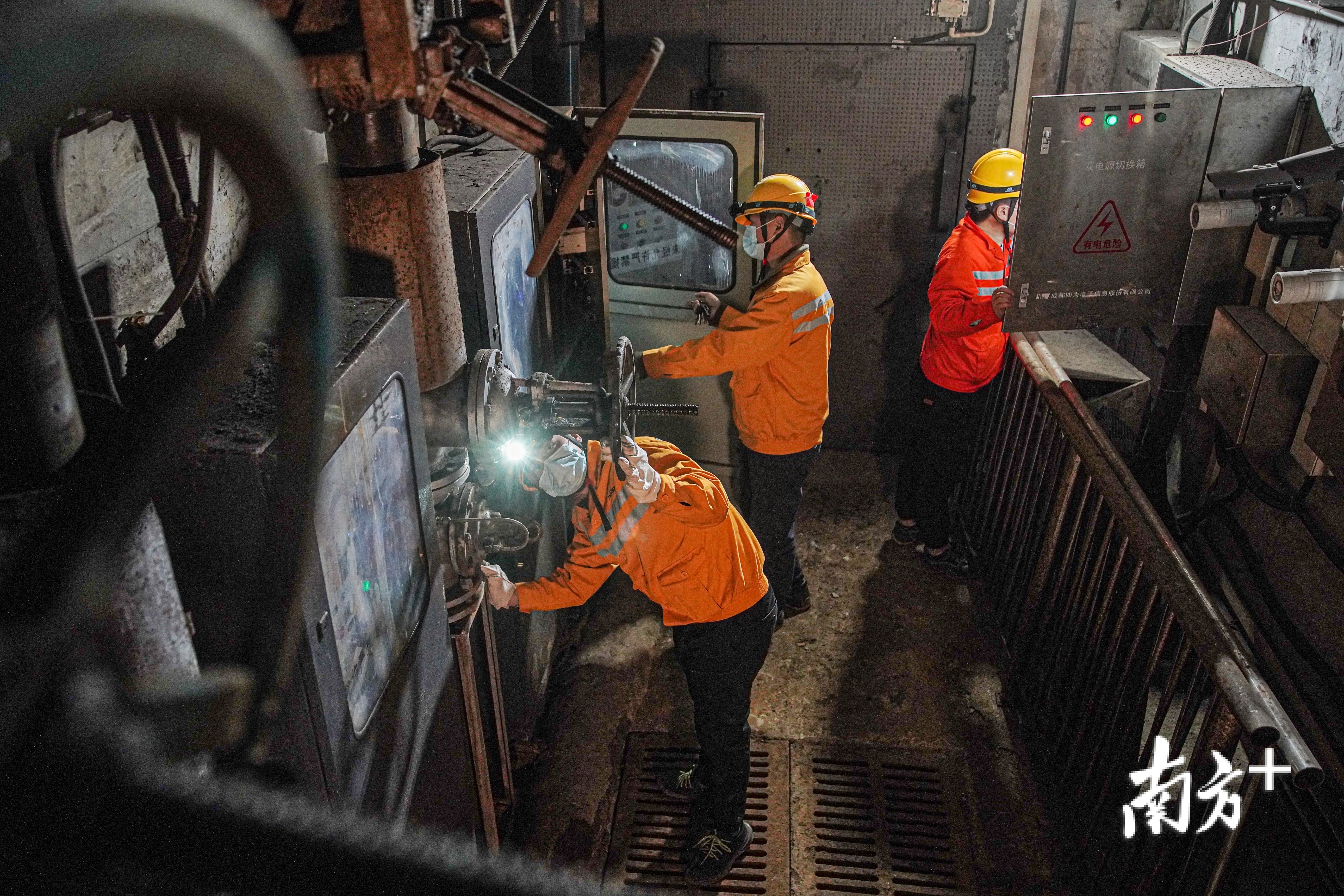 凌晨2时，王叶和工友来到狮子洋隧道江中泵房检查设备。