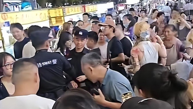 女子刮中百万大奖摊主却不认账？官方通报：已顺利兑奖