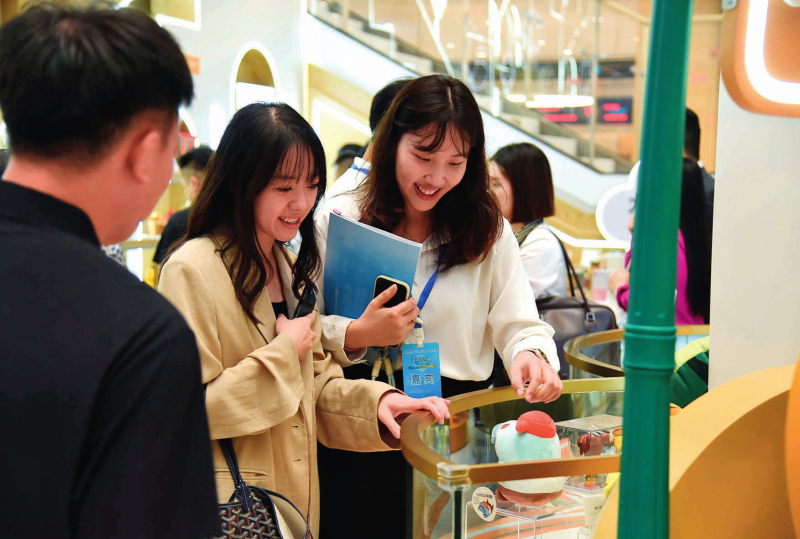 港澳青年在横琴政务服务中心的“澳品荟”横琴展示区浏览 澳门创意产品（2024 年 9 月 23 日摄） 洪泽华摄 / 本刊