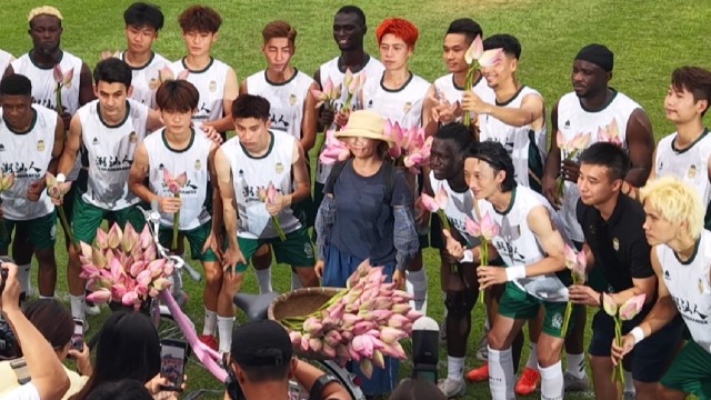 网上爆火的卖花姑娘现身佛山“西甲” 用最浪漫的方式为家乡球队送祝福