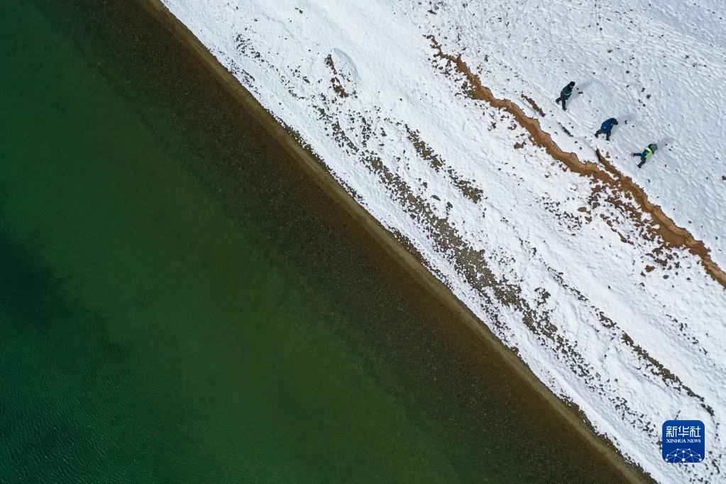 在青海省果洛藏族自治州玛多县扎陵湖乡勒那村，三江源国家公园黄河源园区生态管护员在巡护（2021年10月20日摄，无人机照片）。 新华社记者 张龙 摄
