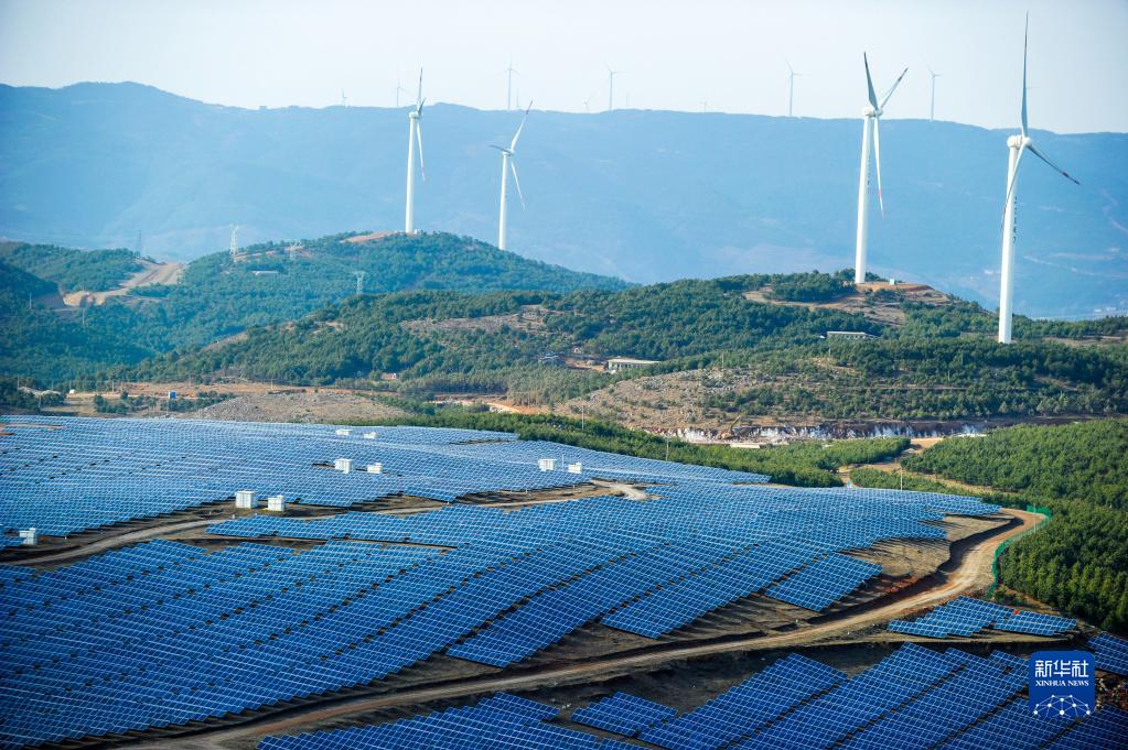 这是贵州省威宁县平箐光伏电站和大海子风电场（2018年3月13日摄）。 新华社记者 杨文斌 摄