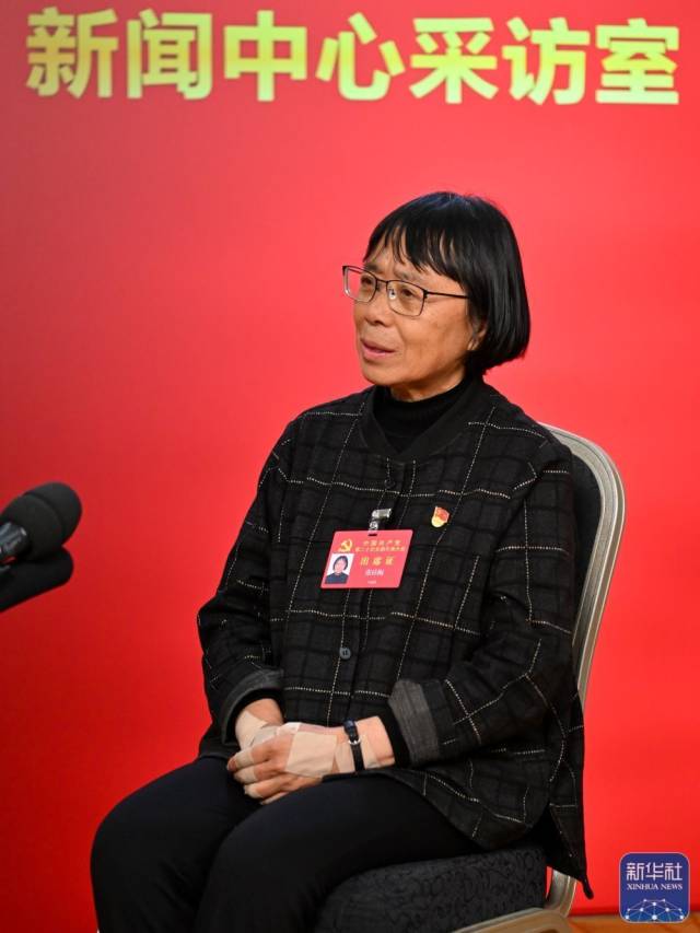 10月16日，张桂梅代表接受记者采访。新华社记者 陈益宸 摄