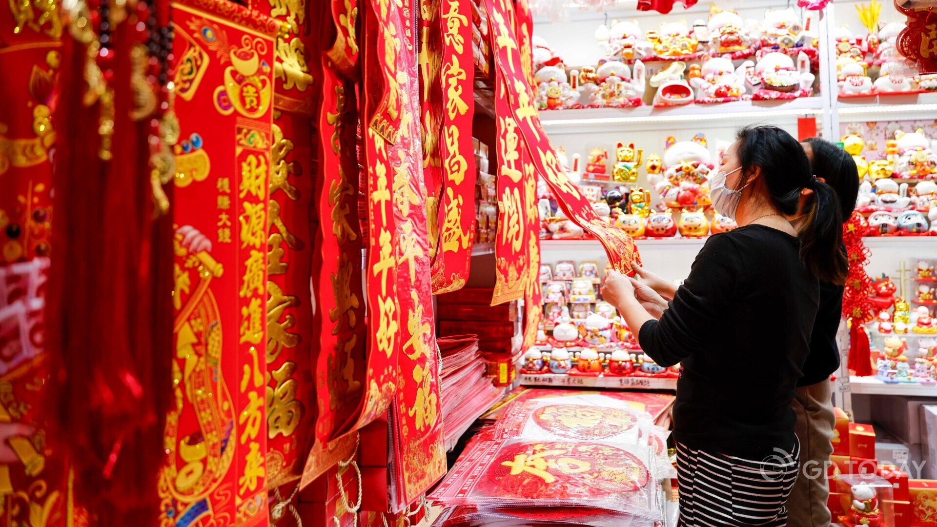 CNY Vibe | People shop for Chinese New Year goods in Shenzhen