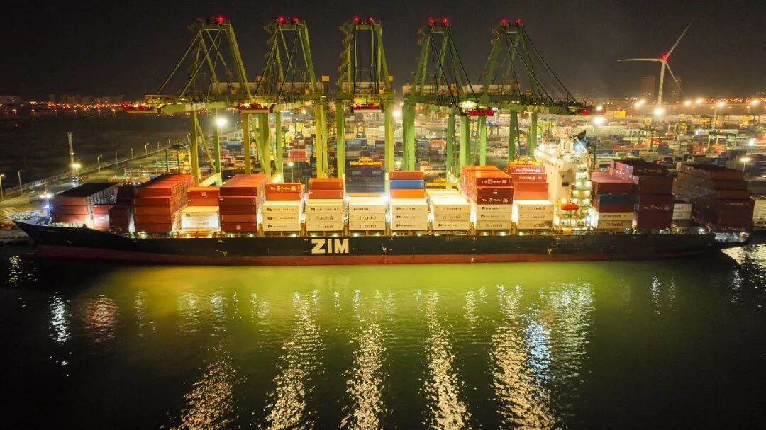 2026年1月1日晚,“以星伊比利亚”轮靠泊在天津港太平洋国际集装箱码头,标志着我国北方今冬首船智利进口车厘子顺利抵津(无人机照片)/新华社记者 赵子硕 摄