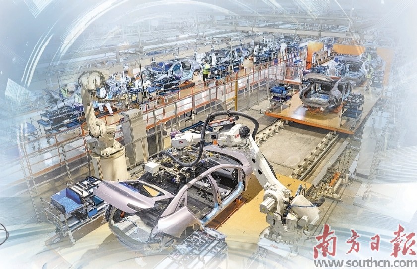 小鹏汽车肇庆工厂智能产线，机械臂协同装配汽车车身。南方日报记者 张令 摄