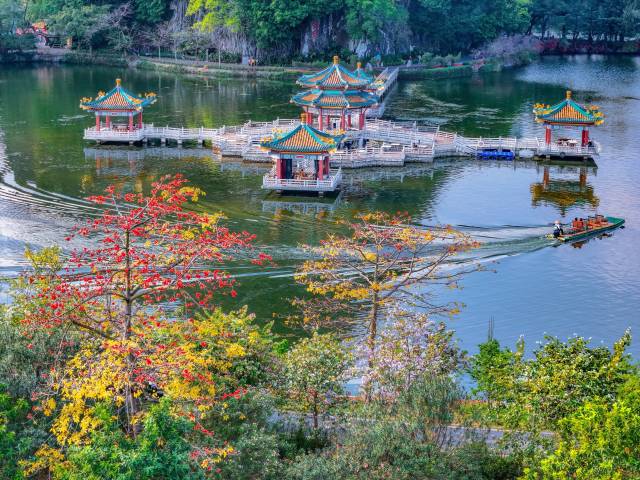 春季肇庆市七星岩各色花开，游人慕名而来。袁永林 摄