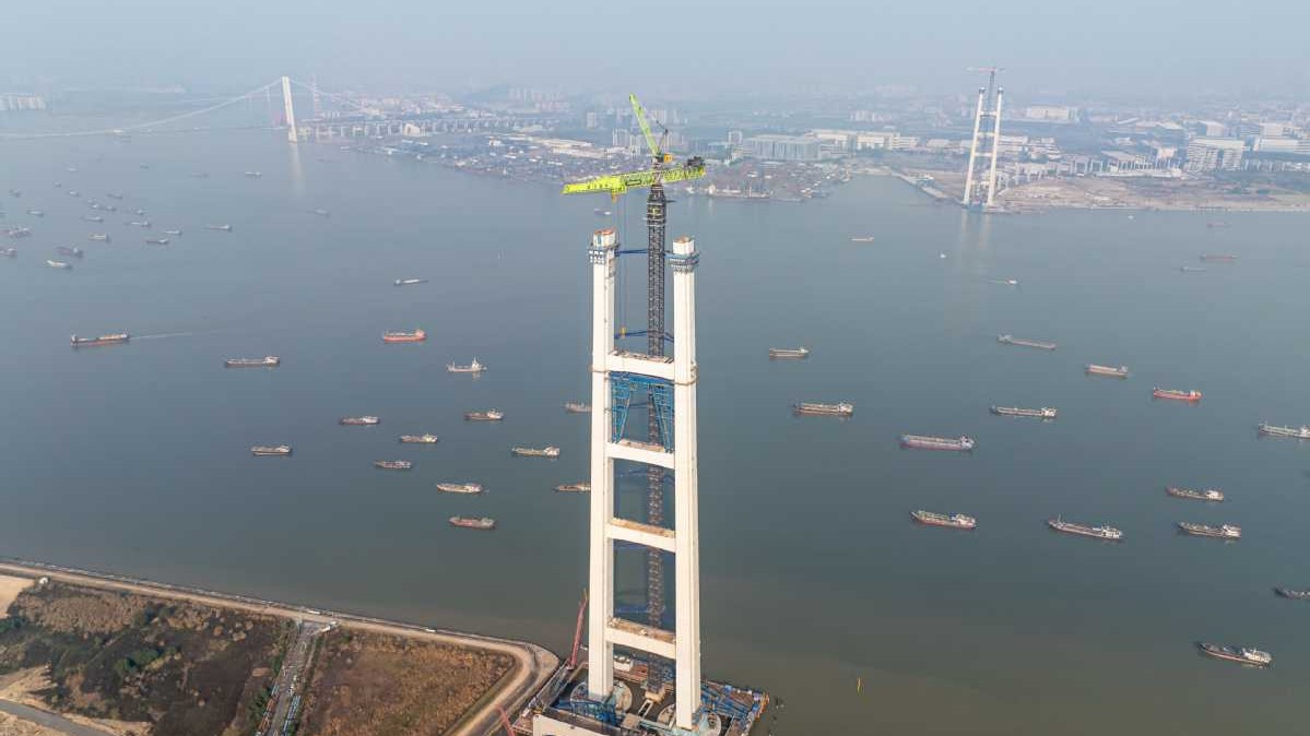Latest addition to Shiziyang Bridge constructions brings main tower above 300 meters