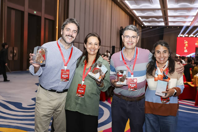 海外客商见证汕头狮头鹅百亿产业盛会。  