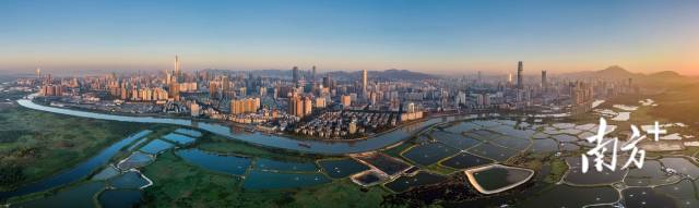 深圳河，一边深圳市区，一边香港水田。