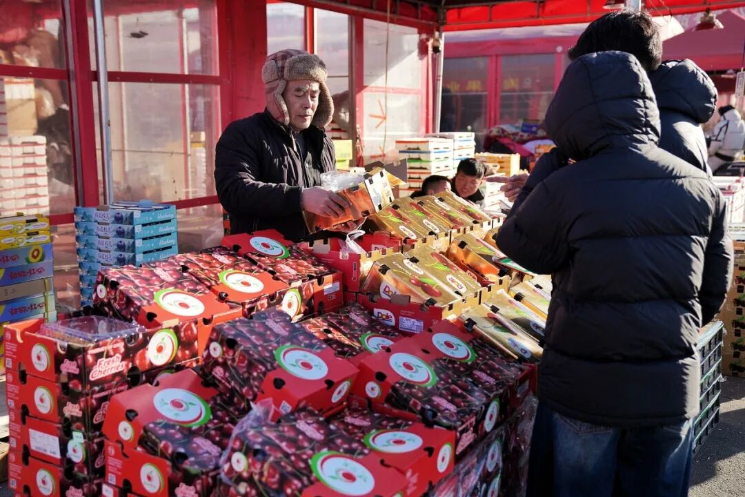 2026年1月5日,北京新发地农产品批发市场,商家在销售时令水果。随着春节临近,车厘子、草莓等时令水果热销/图源:视觉中国(中新社记者 张祥毅 摄)