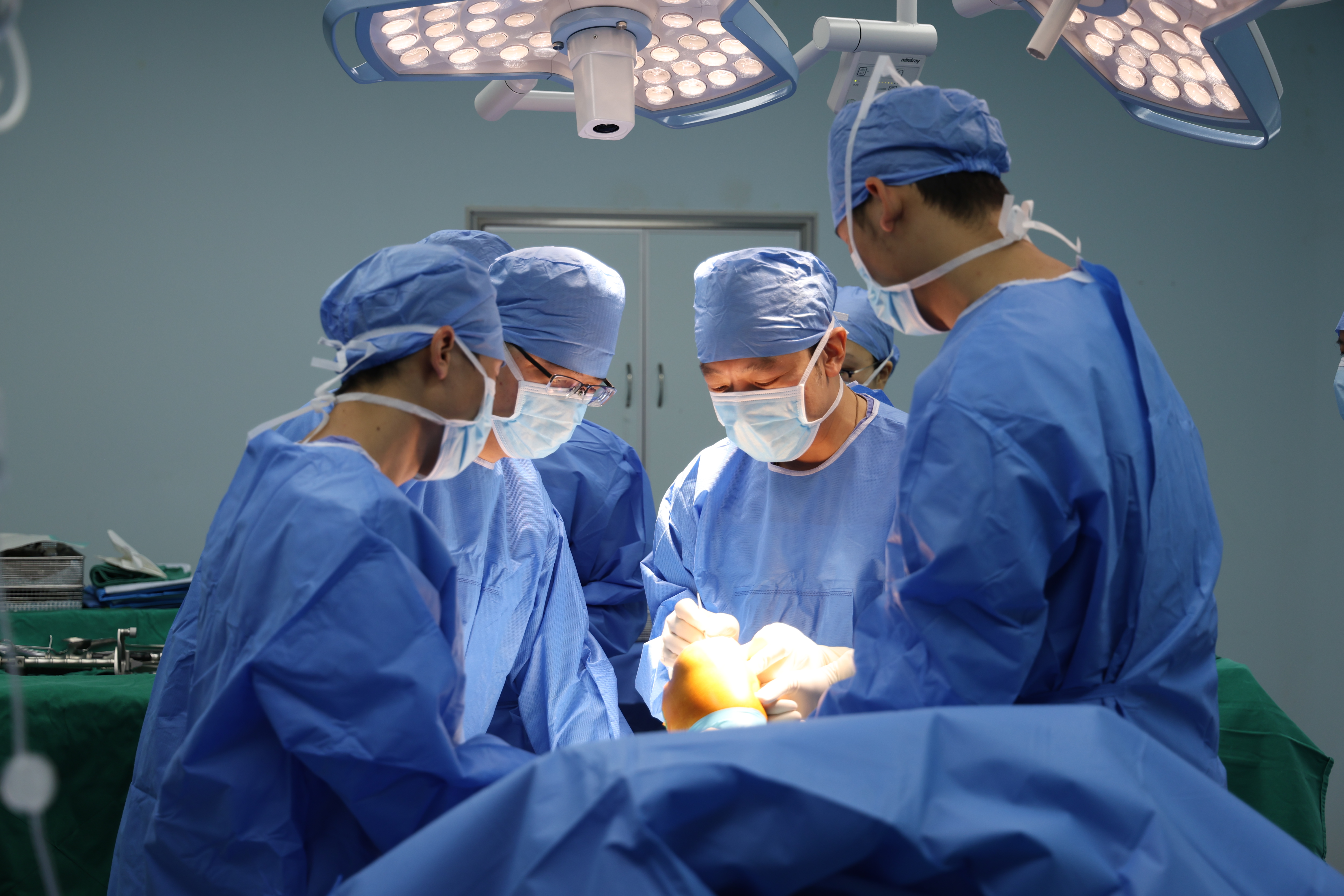 许杰带领团队在连南县人民医院手术室进行手术。受访者供图