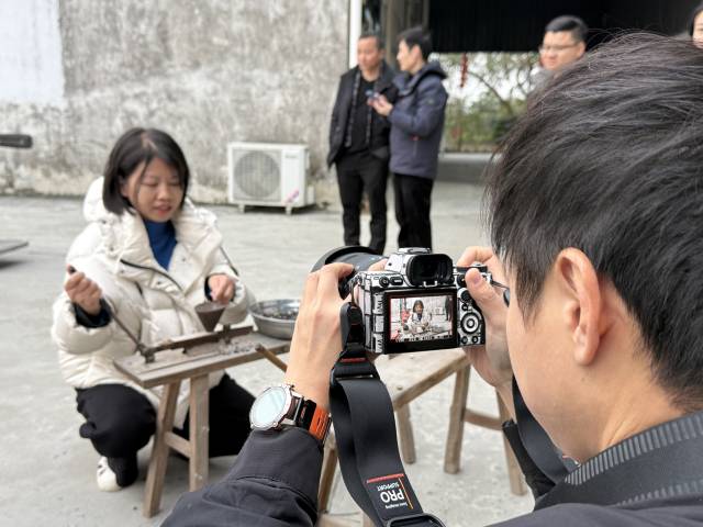 自媒体博主在鼎湖沙浦镇体验肇实加工  南方+ 卢逸轩 拍摄