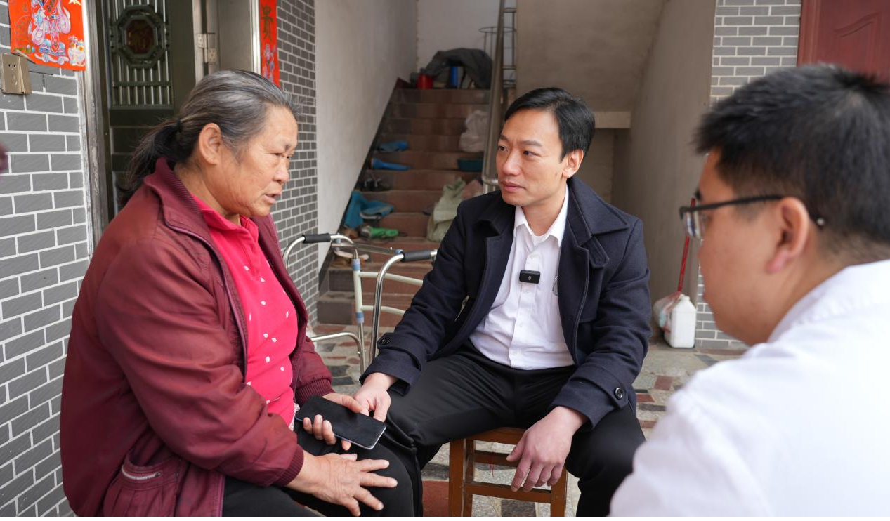 许杰和连南当地的医疗团队在康复患者家中回访。梁就胜/摄