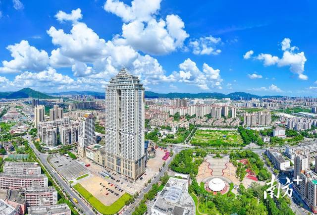 （关键词7）中山市委十五届十次全会提出，进一步深化产城融合、城乡融合现代化小城市建设。图为坦洲镇。