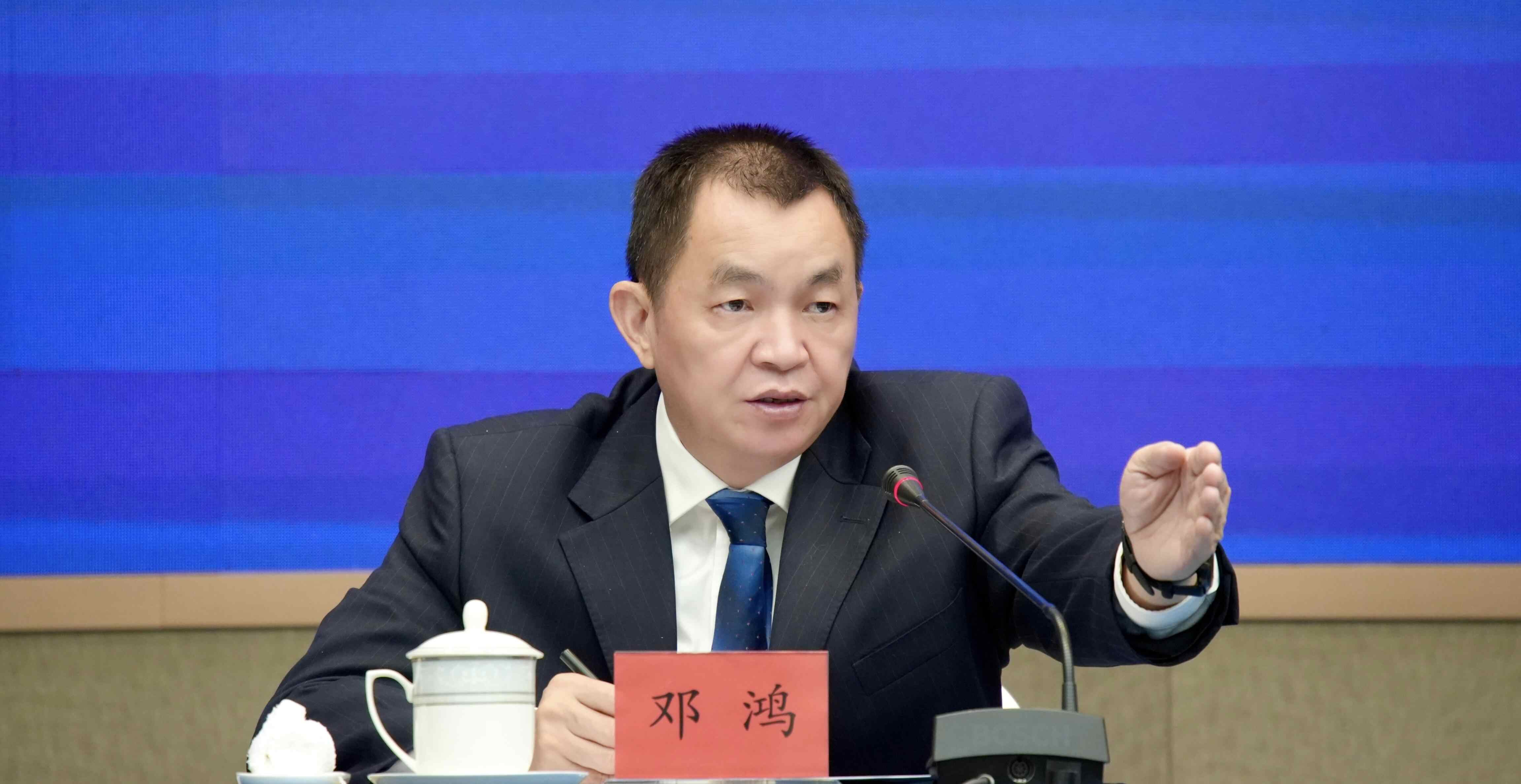 广东省人民政府新闻办公室副主任邓鸿。