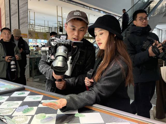 自媒体博主在四会了解玉器产业  南方+ 卢逸轩 拍摄