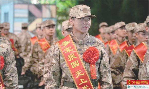 昨日，个国入伍新兵杜文祺出发前往军营。