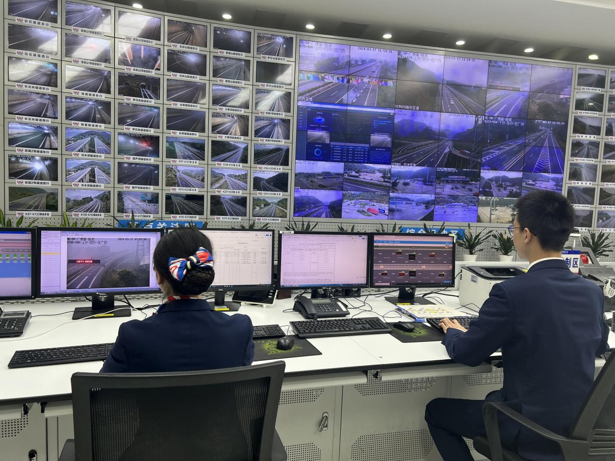 广佛肇高速提醒雾必慢行