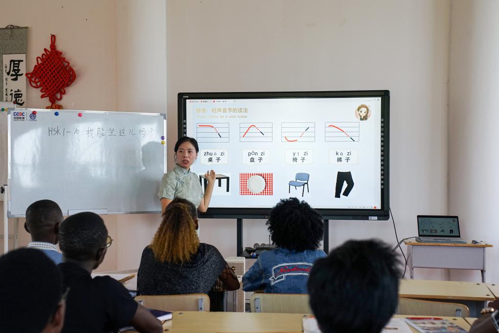 在安哥拉首都罗安达，内图大学孔子学院教师正为学生们讲授中文。