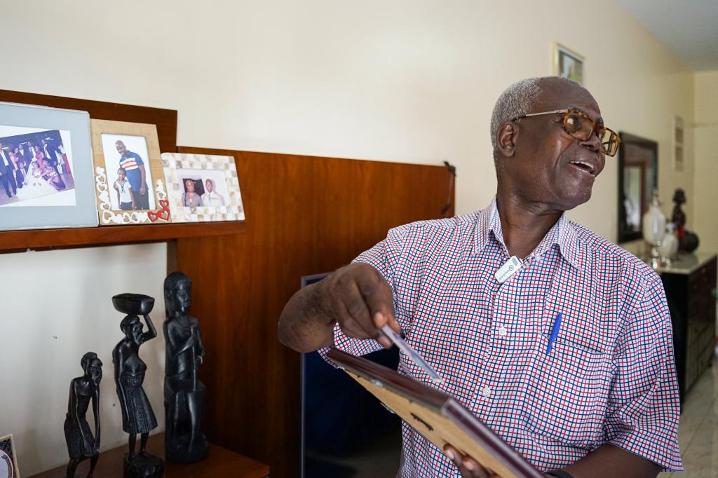 在安哥拉首都罗安达凯兰巴新城，加斯帕·佩德罗在家中向记者展示照片。