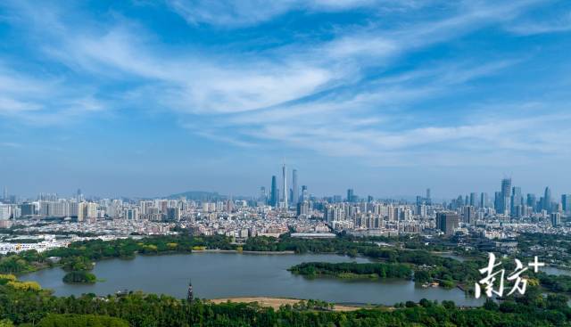 海珠湖远眺广州城区，蓝天白云绿意盎然。