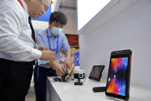 中国卫星导航成就博览会上拍摄的北斗三号短报文智能手持机暨整体解决系统。图源：新华社