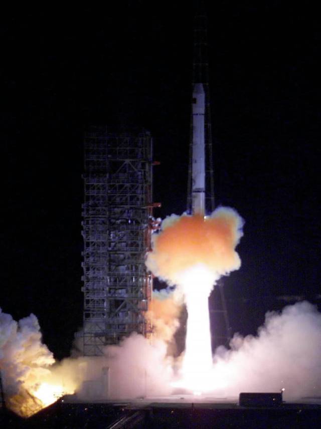 2000年10月31日，中国自行研制的第一颗导航定位卫星“北斗导航试验卫星”在西昌卫星发射中心发射成功。图源：新华社